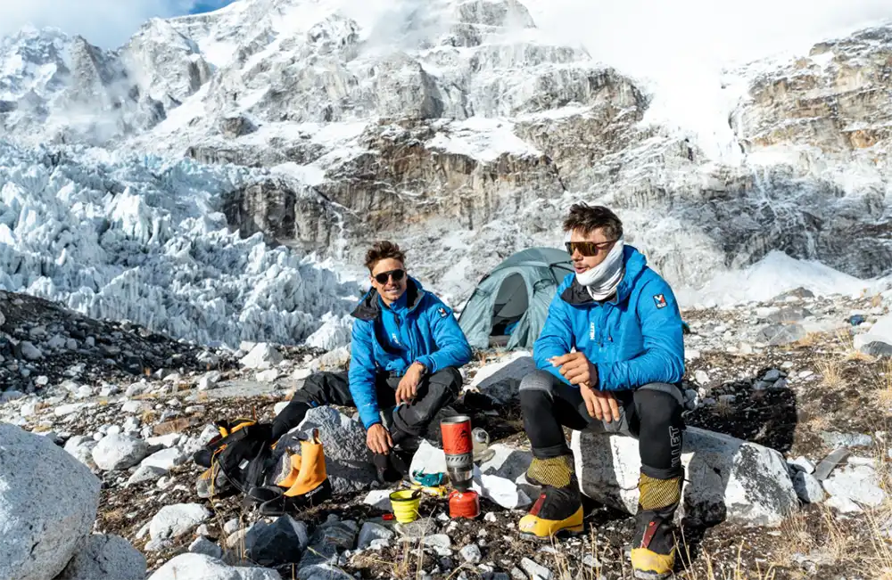 Nach drei Tagen am Berg sind Charles Dubouloz und Symon Welfringer zurück am Wandfuss des Hungchi. Mit im Gepäck: Eine schwierige Neutour durch die Westwand und die erste Begehung des 7000ers im Alpinstil. Bild: ©Mathurin-Millet