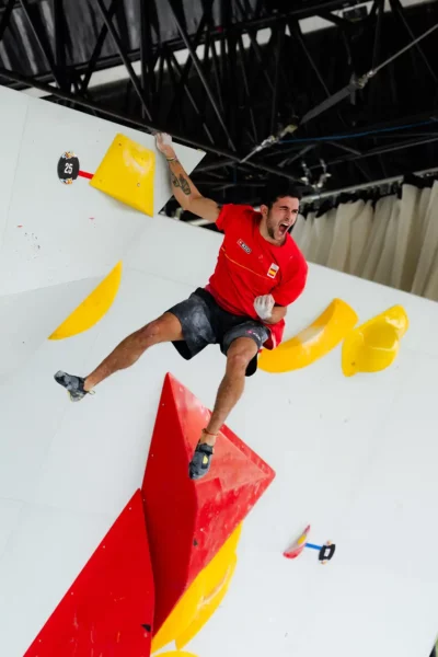 Olympiasieger Alberto Ginés López freut sich darüber, seinen Titel in Paris verteidigen zu können. Bild: Lena Drapella | IFSC