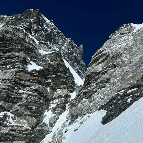 Steil und technisch anspruchsvoll: Die nepalesische Südseite des Cho Oyu. Bild: Gelje Sherpa