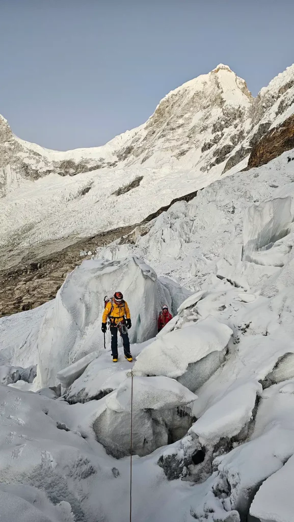 Der stark zerklüftete und gefährliche Gletscher im unteren Teil der Route. Bild: Gebrüder Pou